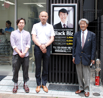 取材後にブラックビズ銀座店の前で記念撮影